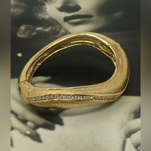 VINTAGE RHINESTONE HINGED CLAMPER WAVE GOLD TONE BANGLE BRACELET